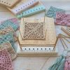 Tabla bloqueador Granny Square & Muestras + Borlas Sweetulasi - Imagen 6