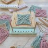 Tabla bloqueador Granny Square & Muestras + Borlas Sweetulasi - Imagen 7