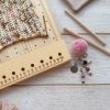 Tabla bloqueador Granny Square & Muestras + Borlas Sweetulasi - Imagen 11