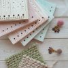 Tabla bloqueador Granny Square & Muestras + Borlas Sweetulasi - Imagen 23