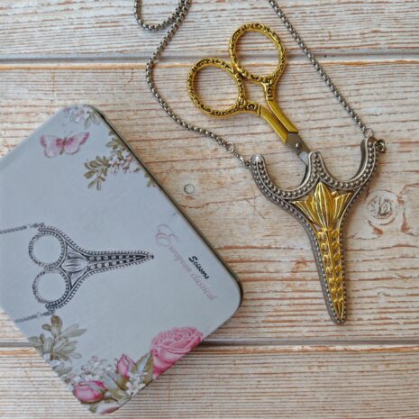 Tijera vintage de bordar con funda, cadena y estuche Oro