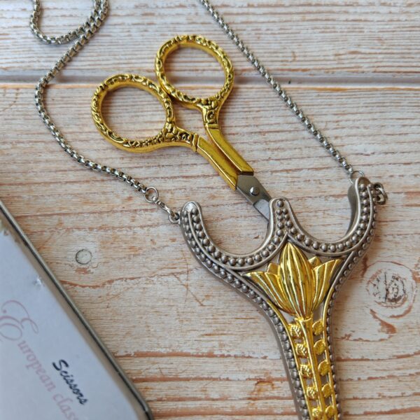Tijera vintage de bordar con funda, cadena y estuche Oro - Imagen 3