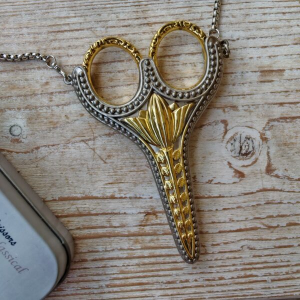 Tijera vintage de bordar con funda, cadena y estuche Oro - Imagen 4