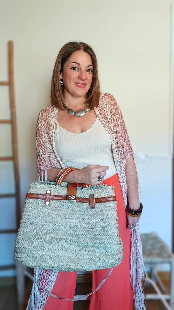 ✨ Kit Chal Candy Zinnia, un "must" que NO puede faltar en nuestro fondo de armario sin duda! 
🥰 Tenéis el kit en la web en esta y otras combis, solo tienes que elegir 1 o 2 colores, y yo me encargo de lo demás.  👛 Capazos: Grande, Mediano y Pequeño disponible en sweetulasi.com 
Son tendencia en todas sus formas, pero estos... Estos son los más bonitos que he visto de todos y como no podía ser de otra manera, los traje para mis chicas!!!  🙂 En la web tienes toda la info y las medidas!!  #sweetbox #ganchillo #crochet #sweetulasi #crocheting #crochetart #crocheted #crochetpattern #granny #diy #chalcrochet