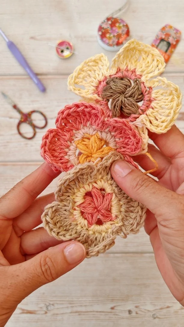 🌸 Teje esta preciosa flor de 5 pétalos para decorar tus diseños!!!  🌸 Teje dentro del anillo mágico 5 puntos puff de 3 lazadas separados x 2 cad + 1 del cierre del pp.  🌸 Dentro de cada hueco, teje 5 puntos bajos.  🌸 Por cada 5 puntos bajos, sube con 4 cad, teje 2pda, 2pda, 2 pda (2 puntos dobles altos), teje 4 cad y cierra en el punto 5 con un punto raso, repite para tejer 5 pétalos.  🌸 En cada vuelta cambia de color.  🌸 Estas florecillas le dan vida y alegría a cualquier diseño! 🥰  🌸 Si te gustó, me haría ilusión que le des a ❤️, guardes 🔽 o compartas ↗️  🙏 Te lo agradeceré mucho y seguiré compartiendo este contenido para que sigamos creciendo juntas🙏  🌸 Mira los dos #tutoreels anteriores donte te enseño la costrucción del neceser y colocar el forro con guata para darle cuerpo! 🥳  #crochetart #ganchillo #crochet #sweetulasi #crocheting #crocheted #crochetpattern #sweetbox #granny #diy #tutorial