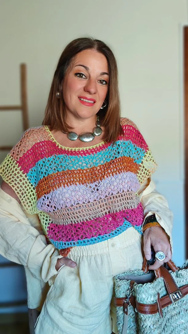 🪻 Murasaki Tee | Diseño para la SweetBox junio  Mis chicas ya están tejiendo esta monería, ahora el dilema es... Camiseta o vestido? Y es que este diseño es perfecto para tunear sin pensar demasiado...  Qué os ha parecido? A mí me ha robado el ❤️ Mezclar los colores de esta manera con un filo resaltando en un color único me ha parecido la mejor opción.  Estoy pensando tejer algo a juego, pero shhhh, aún no lo tengo claro, cuando lo decida, os lo cuento! 😘😘😘  #sweetulasi #ganchillo #crochet #crocheting #crochetart #crocheted #crochetpattern #sweetbox #diy #flecosflamencos
