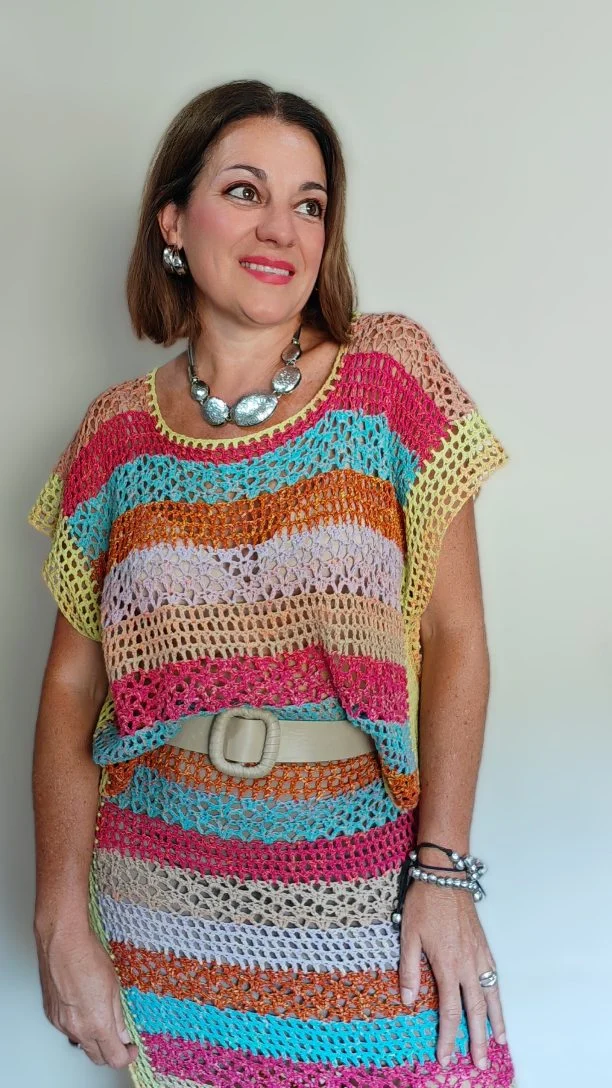 Conjunto Murasaki 🪻  Hoy te enseño un conjunto que me tiene enamorada 💕.  Las chicas del CAL de la SweetBox de junio ya están tejiendo el Murasaki Tee, esta camiseta de punto abierto que combina seis colores vibrantes sobre una base de algodón fresco Quetzal. Es ligera, cómoda y perfecta para verano.  Y como no podía quedarme con las ganas… ¡he tejido la falda a juego! 💃🏼  Tiene un corte recto con abertura lateral y combina los mismos puntos y colores que la camiseta, creando un conjunto súper alegre, actual y favorecedor. Además, al estar tejida en tiras verticales laterales, estiliza muchísimo. Yo la combino con un cinturón ancho y sandalias para un look 100% veraniego y artesano 🌈.  Si estás en el CAL de junio, te contaré todo con lujo de detalles para que te puedas tejer la tuya!!!  ¿Qué te parece? ¿Te animas a tejer también la falda para hacer el conjunto completo?"  💞 Para el resto de chicas... Ya os comentaré cuándo saldrá el kit, porque este conjuntazo, os lo tienes que tejer!!! 😍😍😍  #sweetulasi #crochetpattern #crochet #ganchillo #crocheting #crochetart #crocheted #crochetpattern #sweetbox #diy #Murasaki