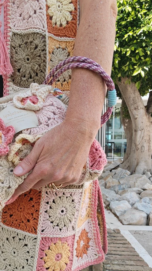 🥳 Si te sobra material... Ya sabes, un neceser bonito y resultón.  📽️ Mañana os enseño a colocarle el forro, queda precioso y bastante mullidito.  👛 Puedes usarlo para salir, para maquillaje, para tus ovillitos mini cuando tejes algo peque...  #crochetpattern #granny #ganchillo #crochetart #crocheting #diy #idea #crocheted #sweetulasi