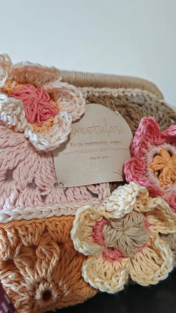 👛 Neceser Adhara  🥁🎉 Así de fácil puedes forrar y enguatar tu neceser para que quede con cuerpo si es lo que quieres.  👛 Si no lo quieres con tanto cuerpo, solo coloca el forro sin la guata de la misma manera.  ❤️ Si te gustò, comparte con tu amiga crochetera que se niega a tejer bolsos porque le teme a los forros! 🙃  💞 Kit disponible wn sweetulasi.com  #crochet #ganchillo #sweetulasi #crocheting #crochetart #crocheted #crochetpattern #sweetbox #granny #diy #tutorial