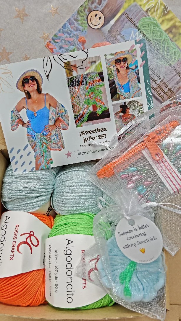SweetBox Julio 2025: Bora Bora Edition  Tu momento tropical hecho ovillos...  ¡Este mes es una cajita que huele a verano y está pensada para que tejas con alegría! Un diseño que puedes usar varias maneras, con una forma muy especial y una explosión de color que te transportará directo a las playas de Bora Bora.  ✨ En esta edición han recibido:  🧶 4 ovillos de Synura color 106
Un hilo sedoso con base de bambú, caída preciosa y brillo natural. Perfecto para un diseño con vuelo y mucha ligereza.  🌈 2 ovillos de Algodoncito en colores flúor
Para dar ese toque vibrante y veraniego que hace que el diseño cobre vida y se llene de personalidad.  📌 Cajita de alfileres
Especial para bloquear el volante y darle la forma perfecta, elegante y profesional.  🔗 Brazalete-mosquetón multifunción
Puedes usarlo para colgar llaves, sujetar tu neceser al bolso o simplemente para llevarlo contigo como detalle especial.  🕯️ Vela aromática flor Hawaiian Tropic
¡Una delicia tropical! Colócala en tu rincón de labores y cada vez que la enciendas sentirás que estás tejiendo junto a tus SweetGirls desde cualquier parte del mundo. 💛  💌 Tarjeta mensual ilustrada con inspiración veraniega
Te recuerda que no solo estás tejiendo un proyecto, sino formando parte de algo más grande: una comunidad de mujeres creativas y apasionadas por el crochet.  #crochet #sweetbox #ganchillo #sweetulasi #crocheting #crochetart #crocheted #crochetpattern #sweetulasi